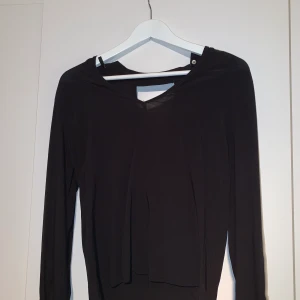 Blus strl 34 - Blus i strl 34 från Only. Liten öppning i ryggen.