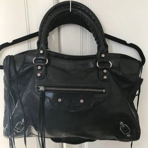 Balenciaga  - Jättefin väska från balenciaga. Kan bytas mot tex Louis Vuitton eller liknade🤍Annars bud från 2500kr, köp direkt för 4000