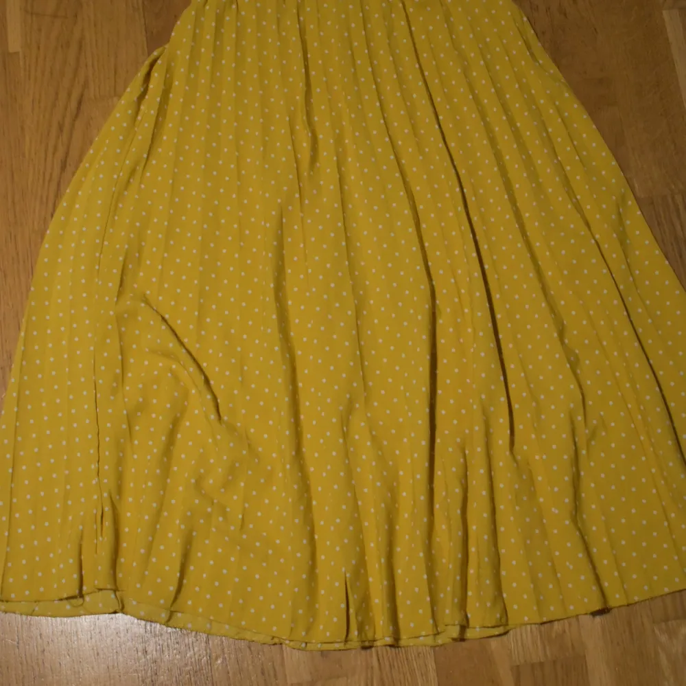 Flowy yellow skirt with white dots. Kjolar.