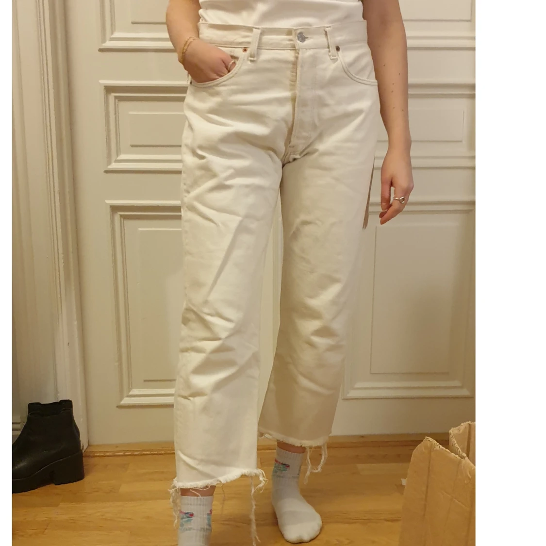 Vita utsvängda levis 