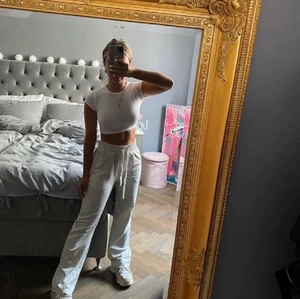 Grå mjukis!! - Jätte snygga byxor från Anastasia, hon är 160 på bilden! De var tyvärr för korta för mig därför säljer jag dem. Buda från 150kr i kommentarerna!💕 eller köpt direkt för 230+frakt!