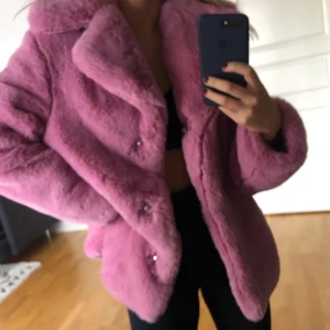 Fauxfur jacka  - Fauxfur jacka ifrån Nelly i storlek 36, använd en gång 