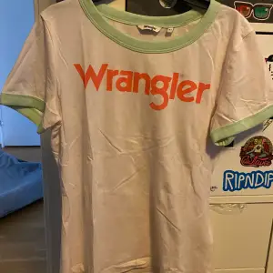 Jättesöt wrangler t-shirt i pastelliga färger! Själva tröjan är pastell rosa, dock lite svårt att se på bilderna. Fint skick på tröjan bara lite skrynklig, stryker såklart innan jag skickar iväg ☺️❤️