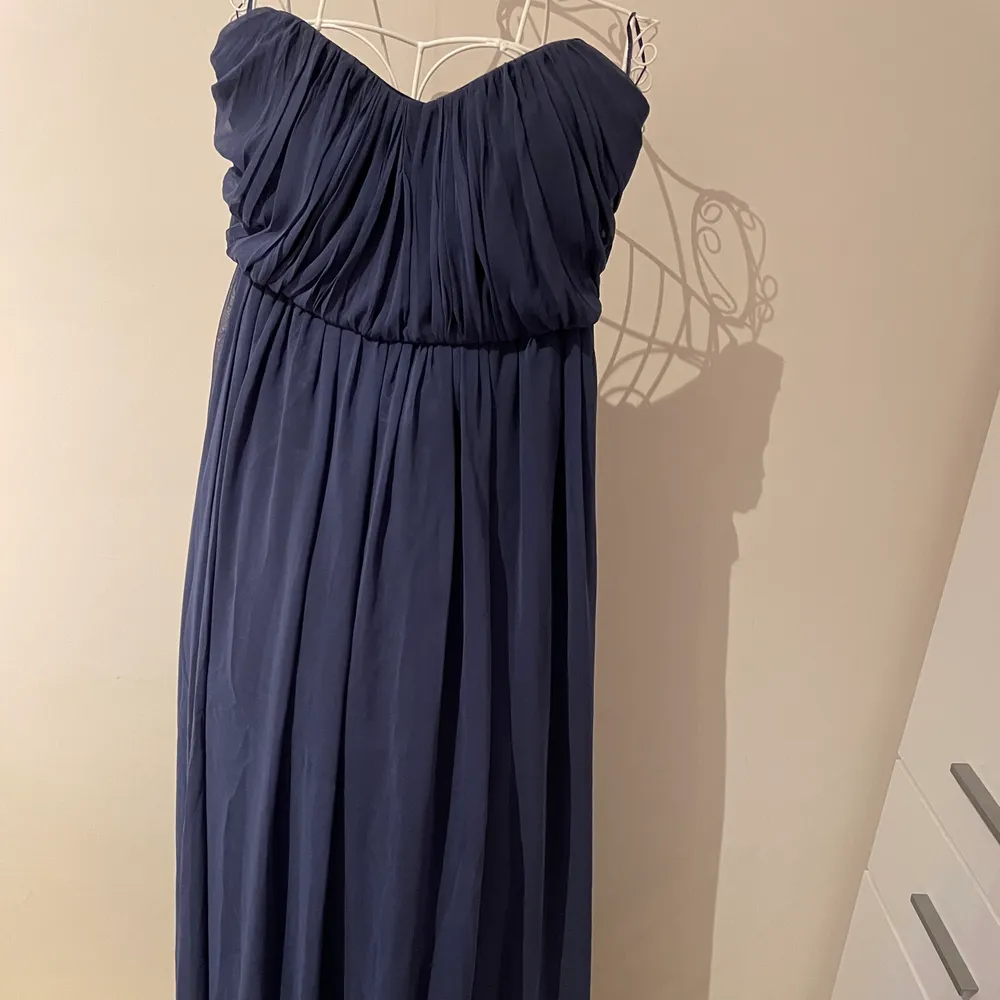 Worn Once at wedding, dress from Gina tricot in size 36.. Klänningar.