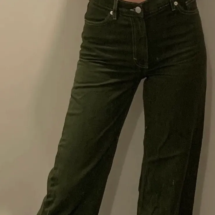 Supersnygga gröna jeans från Monki i modellen Yoko, gröna med vit söm. Storlek 26. Jeans & Byxor.