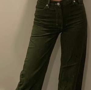 Supersnygga gröna jeans från Monki i modellen Yoko, gröna med vit söm. Storlek 26