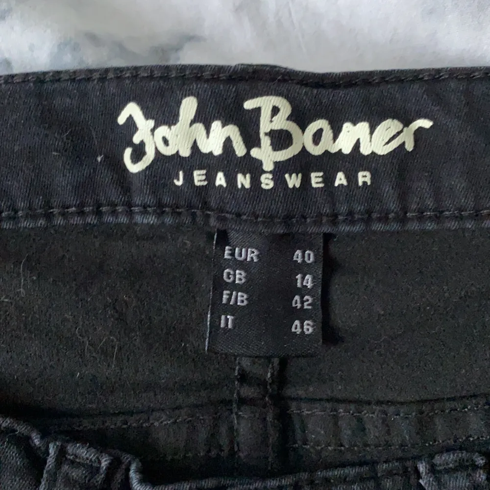 Svarta oanvända jeans, bra skick och skönt material. Det är ej bootcut jeans utan de är tajta hela vägen.. Jeans & Byxor.