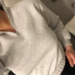 Grå tröja från NAKD  - Oanbänd tröja från NA-KD med prislapp kvar, storlek xxs finns inte kvar på hemsidan köp direkt för 300kr