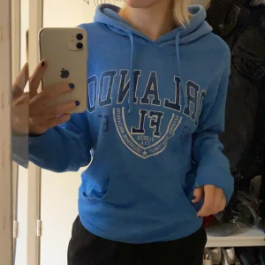 Orlando hoodie - Säljer denna snygga blåa hoodie jag köpt i USA för ca 2 år sen, sparsamt använd och inte väldigt bra skick. Super skönt material. Storlek S💕 Skriv privat vid intresse!