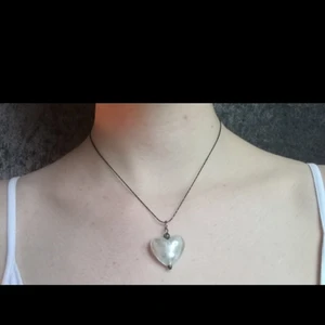 Set: halsband och örhängen - Set med örhängen och halsband. Funkar till allt, till vardags som fest.