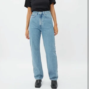Weekday Rowe - Säljer jättefina Weekday rowe jeans i st 29/32. För korta för mig därför säljer jag dom, använda fåtal gånger så väldigt fint skick. 