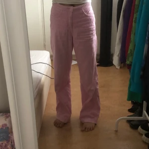 Rosa manchesterbyxor  - Söta rosa byxor köpta på plick. Orange fläck på baken som ej går bort