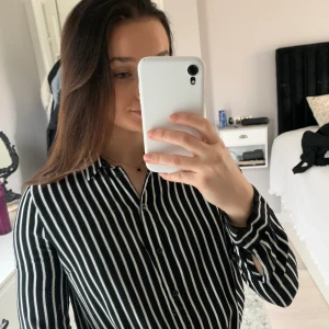 Randig bomullsskjorta xs - En randig bomullsskjorta i xs. Fint skick säljes pga använder ej