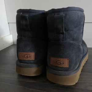 UGG - UGGs blåa med brun kant litte använda därför bra pris 