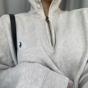 Ralph lauren tröja - 💖INTRESSEKOLL💖 säljer denna snygga tröja om det blir för ett bra pris. Den är i storlek M och sitter snyggt oversize på mig som brukar ha s/xs. Som ner ser på sista bilder har den en liten slitning, men ingeting som syns så mycket. Buda i kommentarerna och hör av er vid frågor!