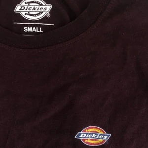 Dickies t-shirt oversized - Som ny pga knappt använd. Sitter oversized på en person som passar i XS. På en kille skulle den sitta som en herr t-shirt i S. Kan fraktas!