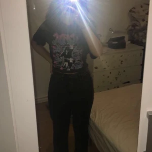 Mom jeans  - Använd fåtal gånger,nästan helt nya. Jag är 157 och det är storlek S på de! Pris kan diskuteras,köparen står för frakten<33