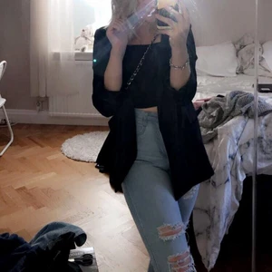 Svart kavaj - Superfin svart kavaj från hm, endast använd några gånger. Kavajen är i storlek 38 och i mycket fint skick