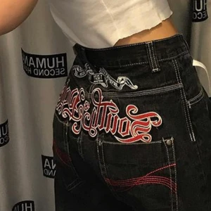 SOUTHPOLEBYXOR - INTRESSEKOLL PÅ MINA FRÄNASTE BYXOR! Lägg ett bud i kommentarerna (avslutas ons 27/1 20.00)💘 kan både mötas och frakta (du betalar)! Passar bra i längden på mig som är 173, funkar även bra för kortare (ksk bättre tillomed) Grå/svart, dragkedjan trasig. KRAM