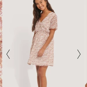 Sommarklänning  - Super söt sommarklänning som är perfekt till midsommar🤩. Den är helt oanvänd och lappen sitter kvar. Storlek 34. Startbud 80kr 