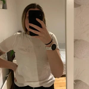 Tshirt med tryck från Gina Tricot - Snygg tshirt med silvrigt tryck på bröstet från Gina Tricot i storlek M