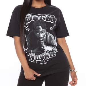 hoiii, säljer denna skitsnygga och trendiga tshirt med tupac tryck från fashionnova. storlek S men skulle säga att den är mer en XS. helt oanvänd, endast testad, i nyskick, prislapp sitter kvar.  250kr är nypris men säljer för 162kr INKLUSIVE frakt. vid snabb affär kan du köpa för 100kr INKLUSIVE frakt. säljer pga att det inte riktigt är min stil<333