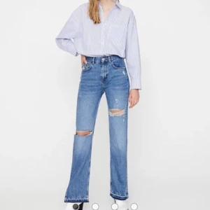 Pull and bear jeans - Säljer dom här slutsålda populära jeansen som jag använt 1 gång. Har klippt av 2cm längst nere så dom passar runt 165-170. Ev längre också. 