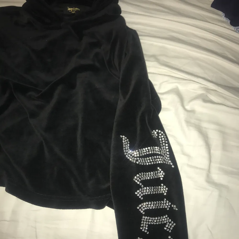 Juicy Couture hoodie i storlek S köpt i USA för länge sen, dock i princip aldrig använd så den är i jättefint skick! 250 kr, eller högsta bud! Köparen står för frakten! . Hoodies.