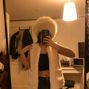 Mjuk pälsväst - Jättefin kritvit pälsväst från zara som helt ny! Säljs för jag köpt en ny! Perfekt för våren