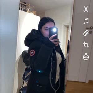 Canada Goose Jacka - Canada Goose Jacka, Storlek XS men passar till en S, lite solblekt, ingen päls inget kvitto, äkta, KAN GÅ NER I PRIS VID SMIDIG OCH SNABB AFFÄR