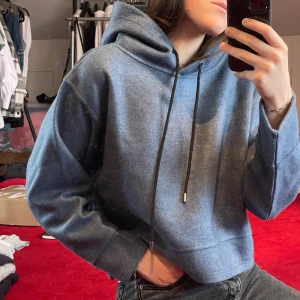 Oversized Cropped hoodie  - Jag säljer nu den sjukt snygga kortare hoodie. Köpte från zara för några år sedan. Nyskick. 