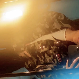 SKIT COOL JACKA - En skit cool jacka från H&M den är såå snygg med fin baksida och framsidan likaså , säljer den för inte mer än att den ej kommer till användning men den är så sjukt snygg 🤩 Den är knappt använd så den är i ny skick , den passar till nästan allt och är super skön.