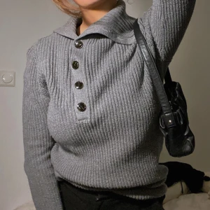 Stickad Filippa K S - Superfin stickad tröja med knappar från Filippa K i mycket bra skick! Storlek S. 