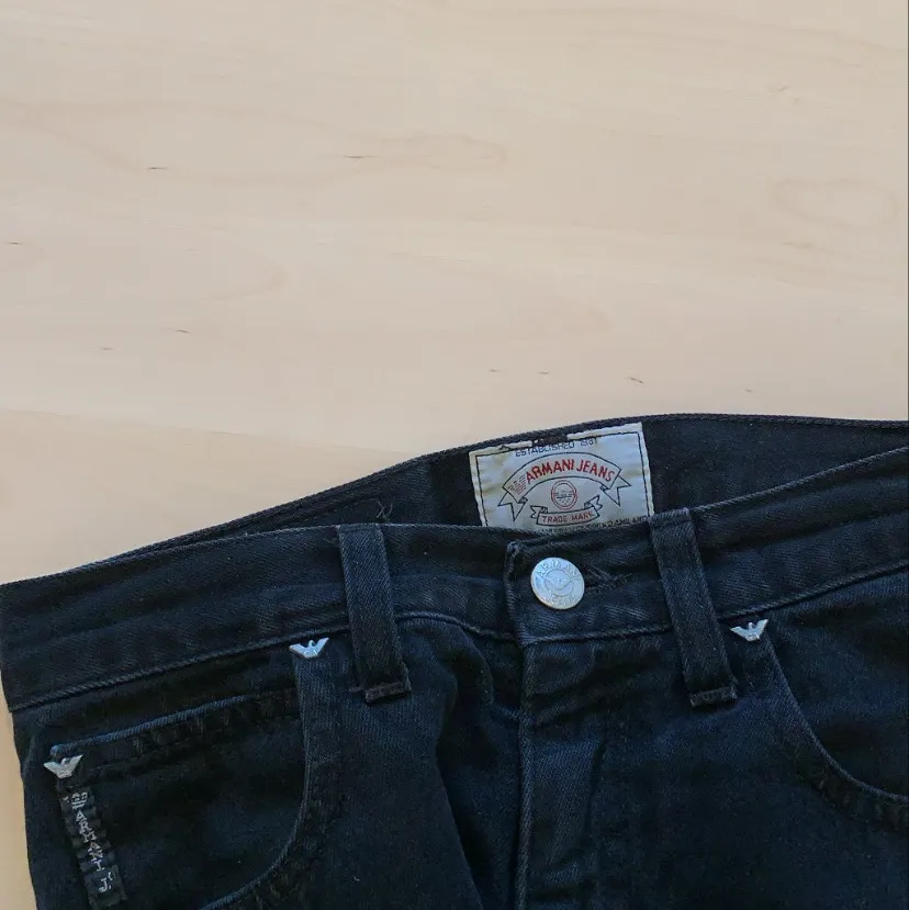 Mina fina Armani-jeans har tyvärr blivit lite för små. Välanvända så lite slitage. Köpta på Humana i Malmö. Står att de är 27 i waist, men har mätt och de är mer som en 26.. Jeans & Byxor.