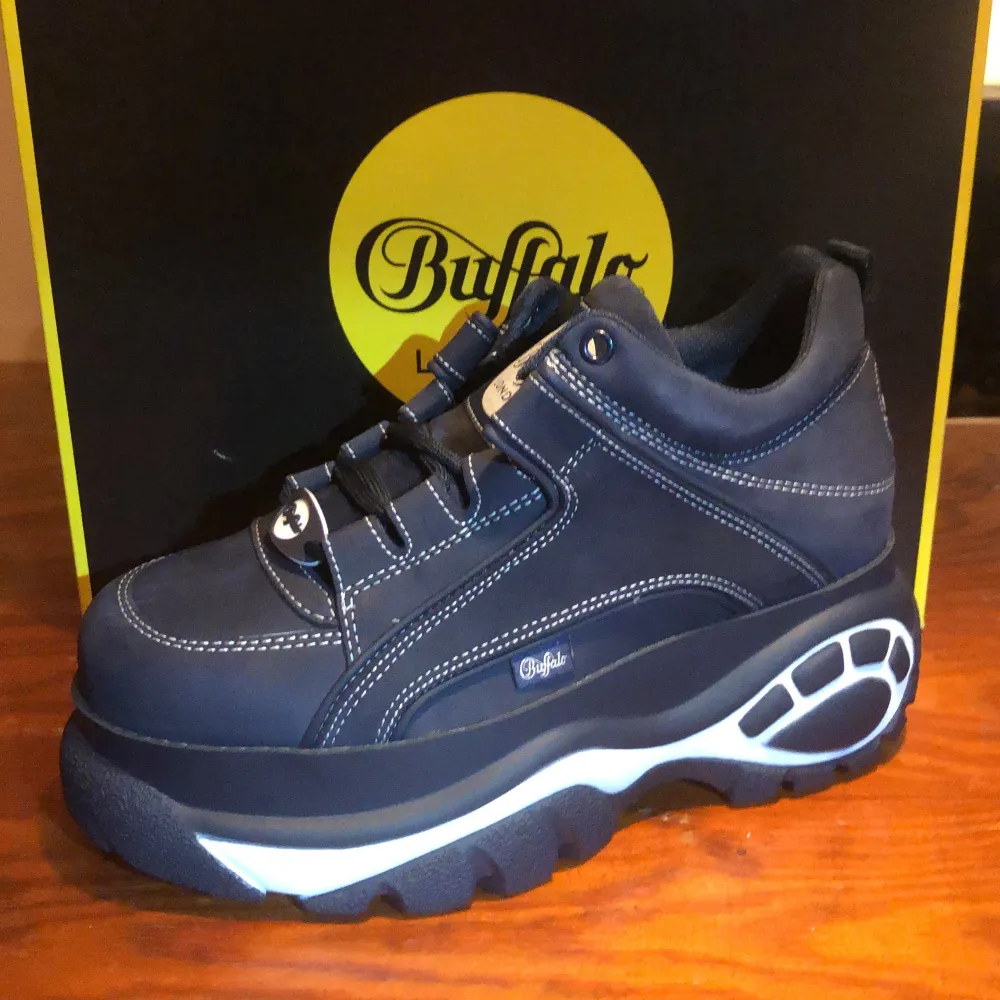 Sprillans nya Buffalo London skor i storlek 39. Färgen är super mörk marinblå. Priset kan gå att diskuteras!! Kontakta mig om du vill ha något tex andra bilder mm! = ). Skor.
