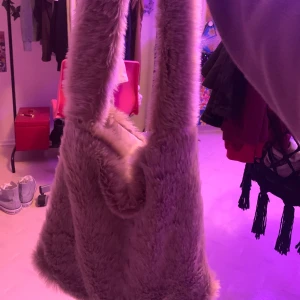Hemgjord fluffy bag! - denna finna väska har jag gjort själv hemma! tänkte sälja den här på plick, väskan har inga hål eller fläckar. väskan har även en knapp så att man kan stänga den!😁 (jag ansvarar ej om paketet kommer bort under leveransen.)