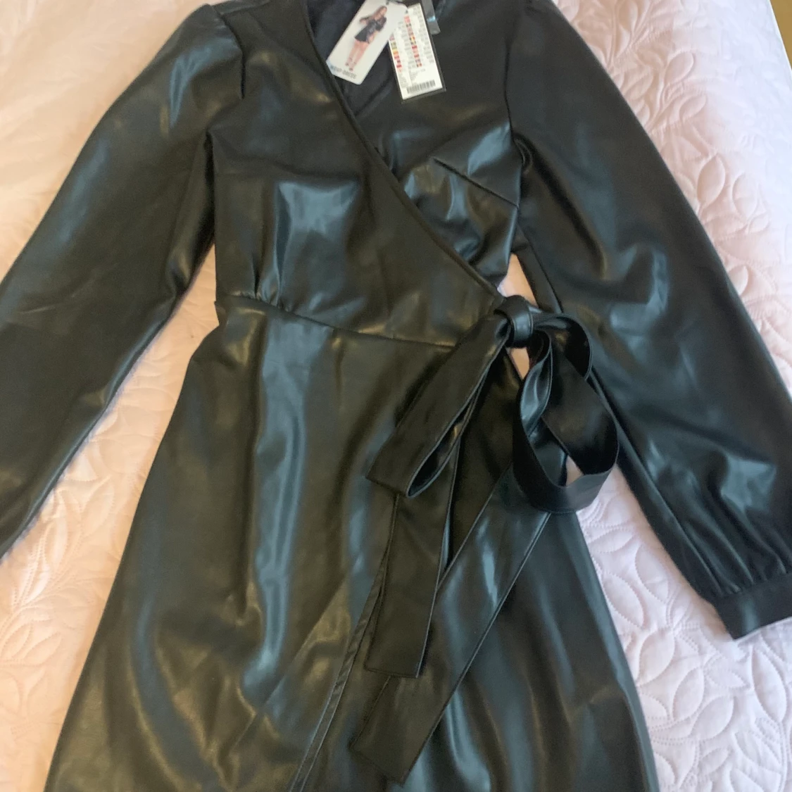 Helt ny oanvänd svart läderklänning i storlek M/40! - 90