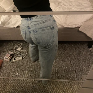 Weekday jeans - Skitsnygga jeans i den populära modellen rowe som tyvärr blivit lite väl stora på mig 😩 Jag är 160