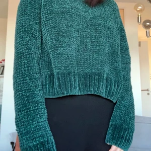 Mörkgrön stickad tröja - Använd många gånger. Har några trådar som gått upp på baksidan, men de syns knappt. Köp nu!