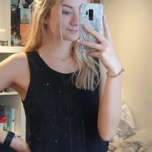 Svart Linne - Vanligt svart linne från bikbok, passar mig som är S, bara lite oversized