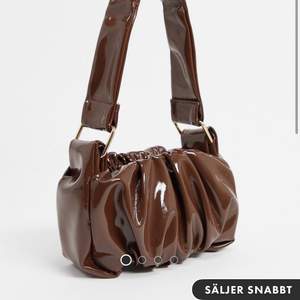 Säljer min bruna lilla handväska från Asos. Aldrig använd. Frakt betalas av köpare. Bor du i Malmöområdet möts jag gärna upp om så önskas. 🤎 Köpt för 249 kr. 