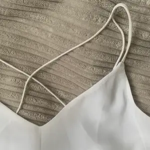 Ett vitt linne med fin rygg(korsat) från h&m                                                                  Köparen står för frakten