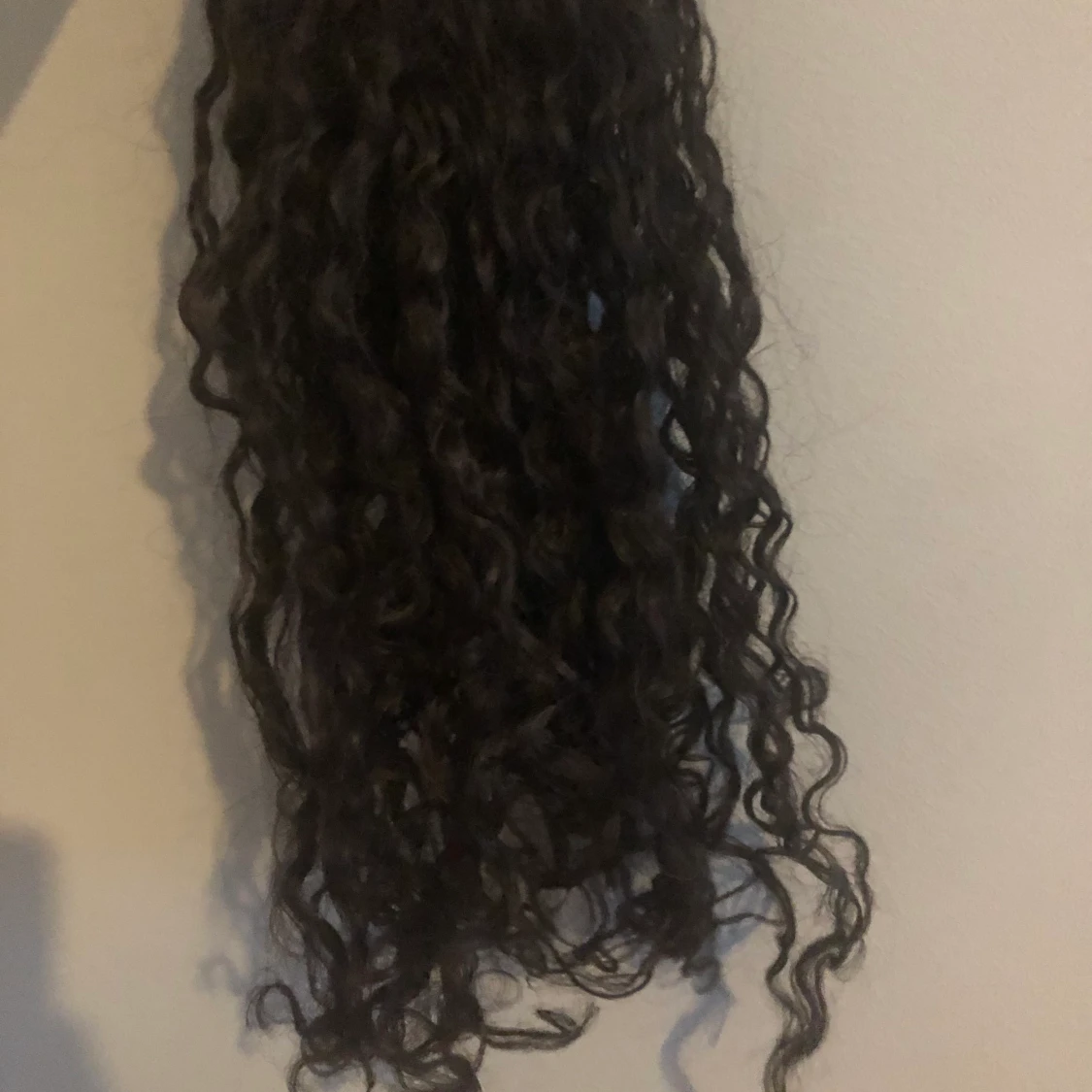 ÄKTA LÖSHÅR i SVART FÄRG OCH KRULLIGT.