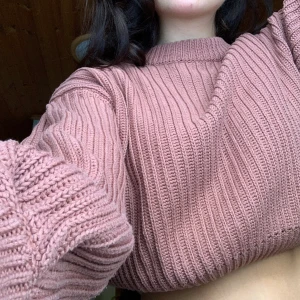 Kofta från NAKD - Så skön kofta från NAKD som tyvärr har blivit lite för liten för mig. Superhärlig färg och snygg passform! Har endast en liten slitning på ärmen som jag har lagat (se bild 3)  