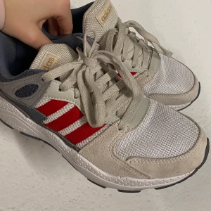 retro skor adidas - Använda 2 ggr. Supersköna då de har ”cloudfoam” liknanande innersula. 