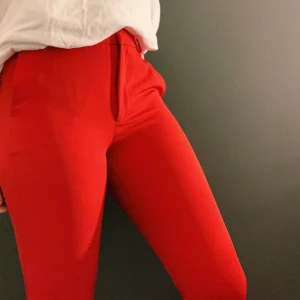 Röda Kostymbyxor - Röda kostymbyxor  