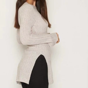 Beige tröja med slits - Beige ”Side split knit” från Nelly.