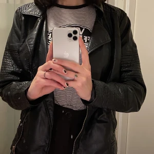 Skinnjacka - Fake skinnjacka från Only, väldigt sparsamt använd och är i jättefint skick! Strlk 38 men passar både mindre och större!:)