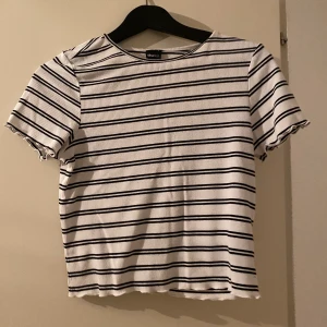 T-shirt från Gina  - En t-shirt jag aldrig får användning för från Gina, bra skick o kan användas till allt, passar de flesta storlekarna beroende på hur du vill att den ska sitta 