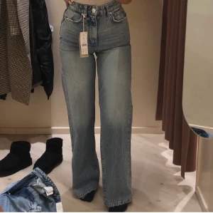 Jeans  - OBS! INTE mina bilder. Idun Wide Jeans (It blue) Slutsålda på hemsidan! Säljer dessa då de tyvärr inte passade. Nypris:599kr BUDA! 